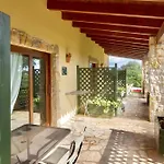 Village Surrounded By Greenery With Swimming Pool Just A Few Minutes From Ξενοδοχείο με διαμερίσματα