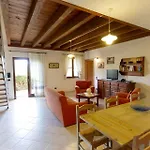 Ξενοδοχείο με διαμερίσματα Village Surrounded By Greenery With Swimming Pool Just A Few Minutes From 3*